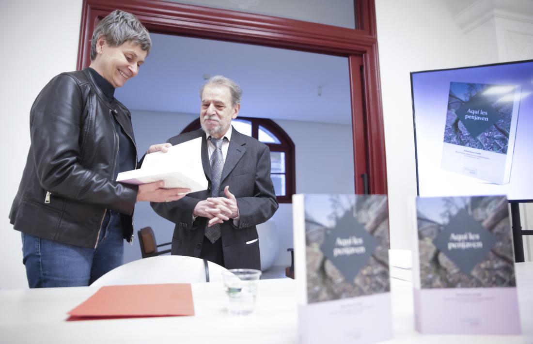 Periodista de llarguíssima trajectòria, poeta i també novel·lista, Pastor va presentar ahir al Rosaleda la reedició de la monografia amb què el 2003 es va endur el Principat d’Andorra.