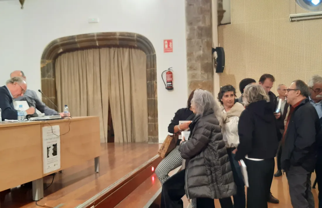 Una llarga filera de persones s’atansaven a l’autor perquè els dediqués el llibre en acabar l’acte a Sant Domènec. 