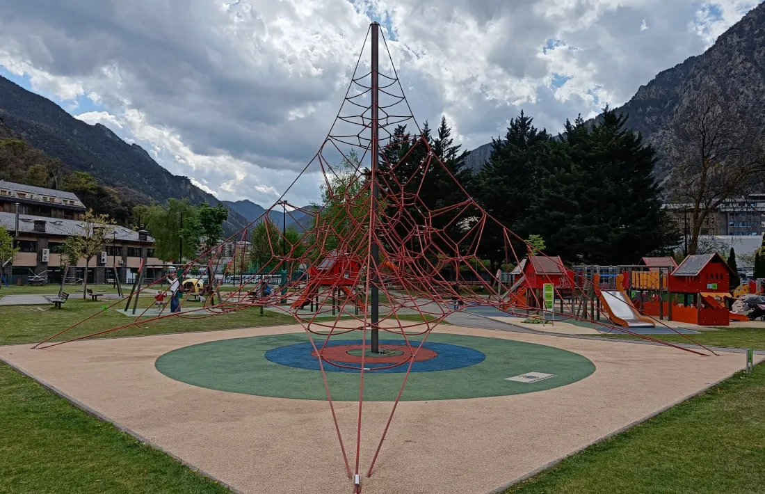 L’àrea de jocs infantils del Parc Central es renovarà, ja que alguns elements estan molt envellits.