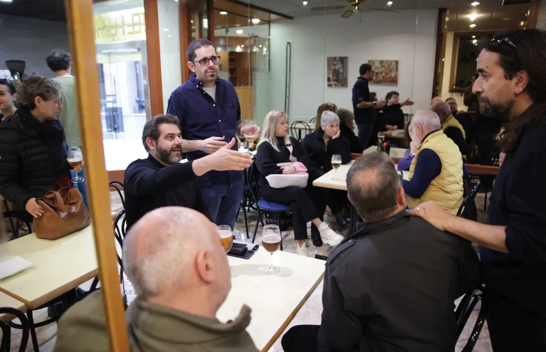 Els editors de Medusa, David Gálvez i Oliver Vergés, amb Alan Ward i Iñaki Rubio (d’esquenes) i Txema Díaz-Torrent, en la festa d’aniversari d’aquest vespre.