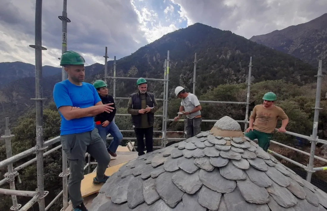 El campanar de Sant Vicenç, ja rematat amb el lloser, s’enfila fins als 8,83 metres