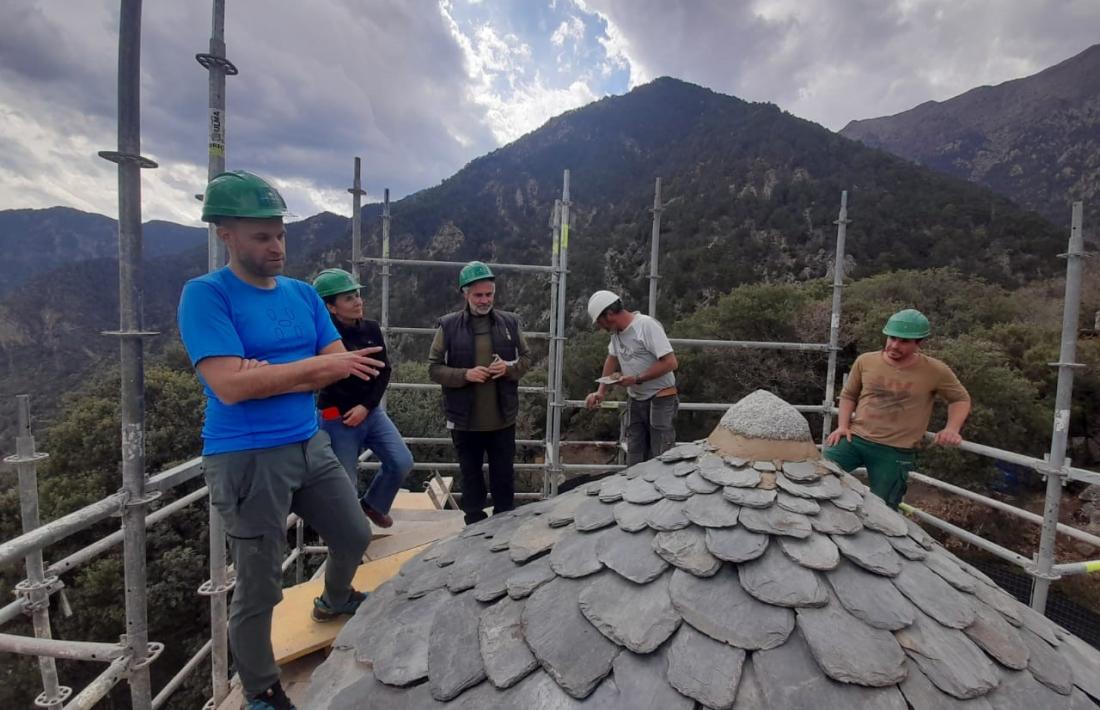 El campanar de Sant Vicenç, ja rematat amb el lloser, s’enfila fins als 8,83 metres