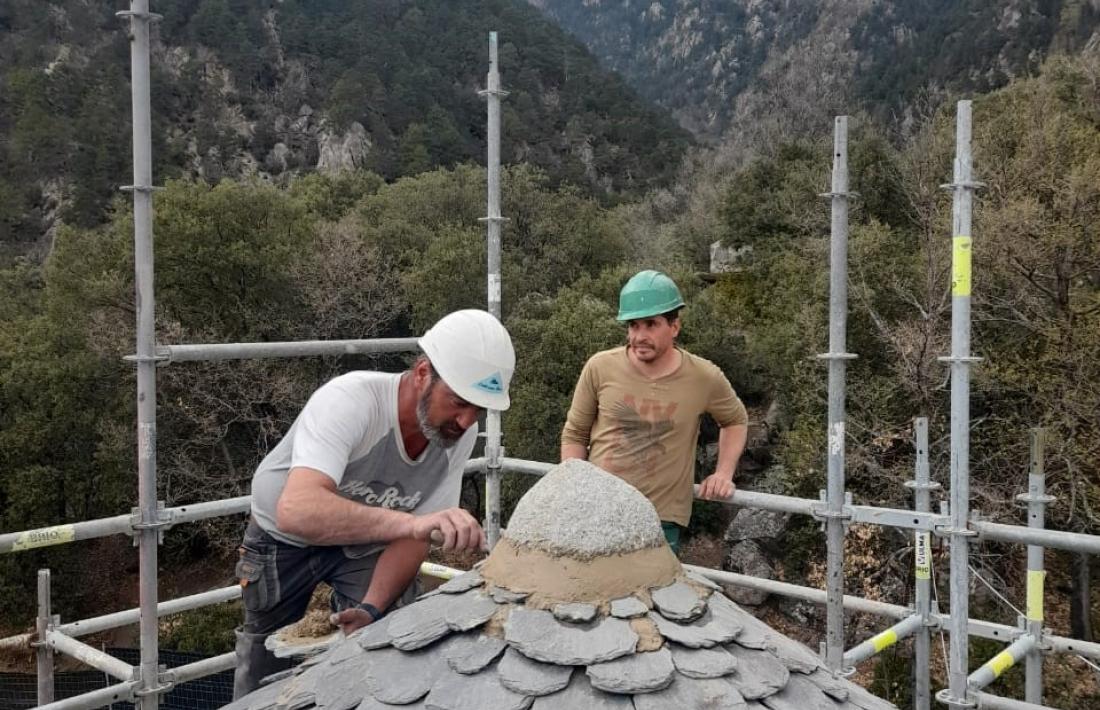 El campanar de Sant Vicenç, ja rematat amb el lloser, s’enfila fins als 8,83 metres