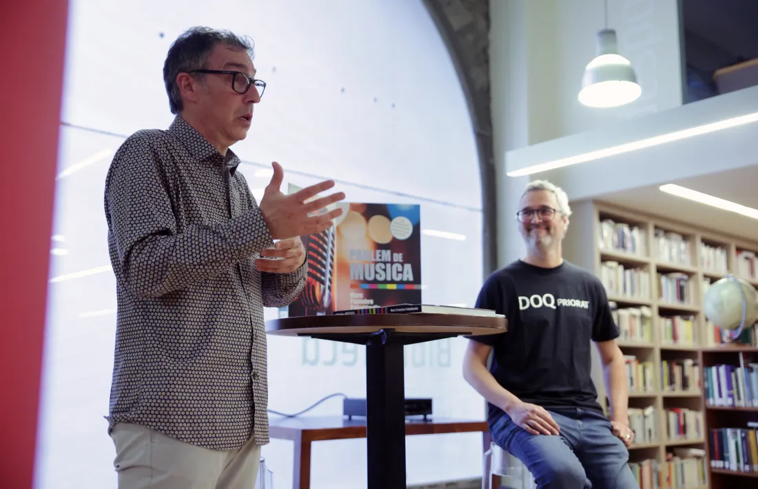 Pantebre ha presentat ‘Parlem de música’ aquest vespre a la biblioteca d’Escaldes, plena a vessar, amb el prologuista del voilum, Oriol Vilella.