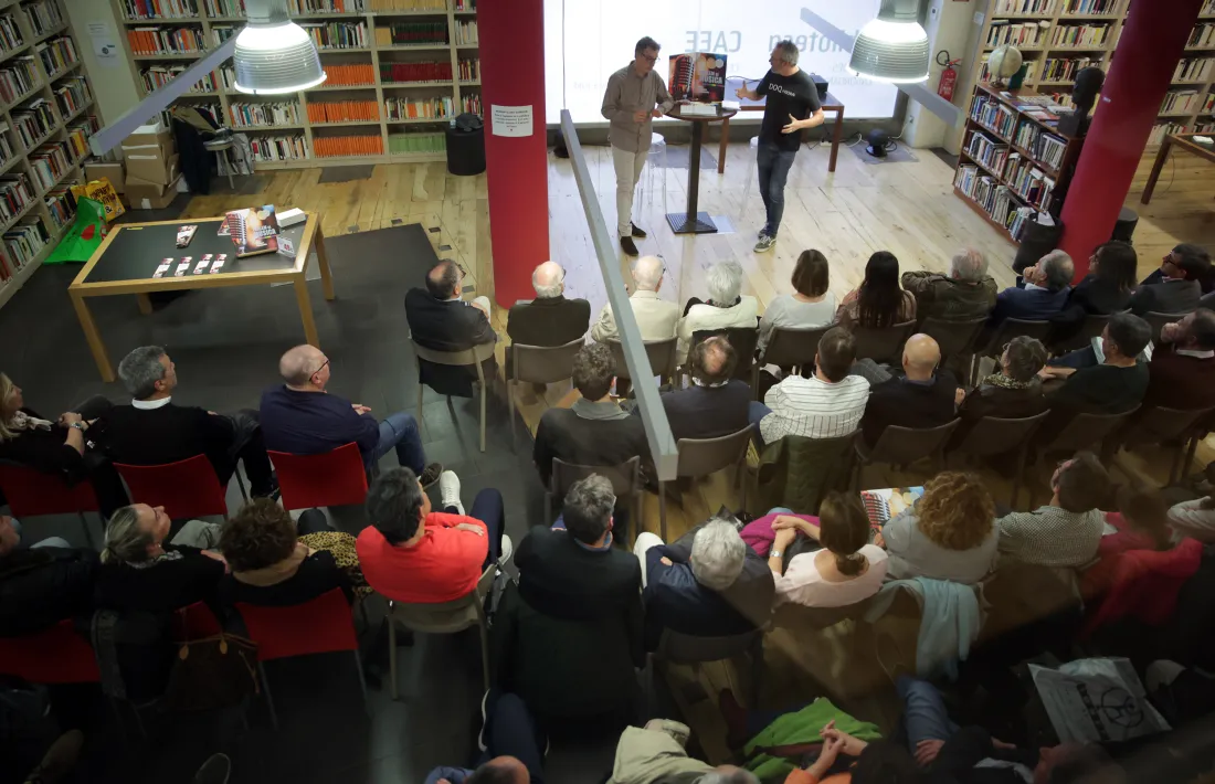 Pantebre va presentar ‘Parlem de música’ aquest vespre a la biblioteca d’Escaldes, plena a vessar, amb el prologuista del voilum, Oriol Vilella.