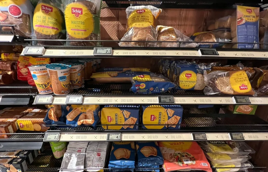 Imatge de la secció sense gluten d'un supermercat.