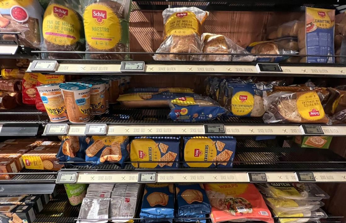 Imatge de la secció sense gluten d'un supermercat.