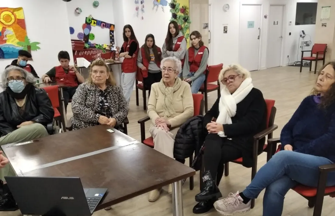 Trobada entre usuaris del programa Sempre Acompanyats i alumnes de l’escola andorrana de batxillerat, el passat març.
