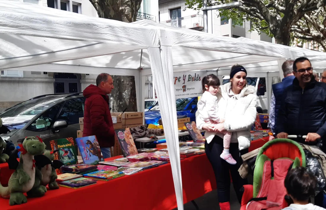 Sant Jordi, una festa que apel·la totes les generacions, una festa que aquest matí treia al carrer moltíssima gent de la Seu que gaudia al passeig Joan Brudieu entre la quarantena de parades instal·lades. 