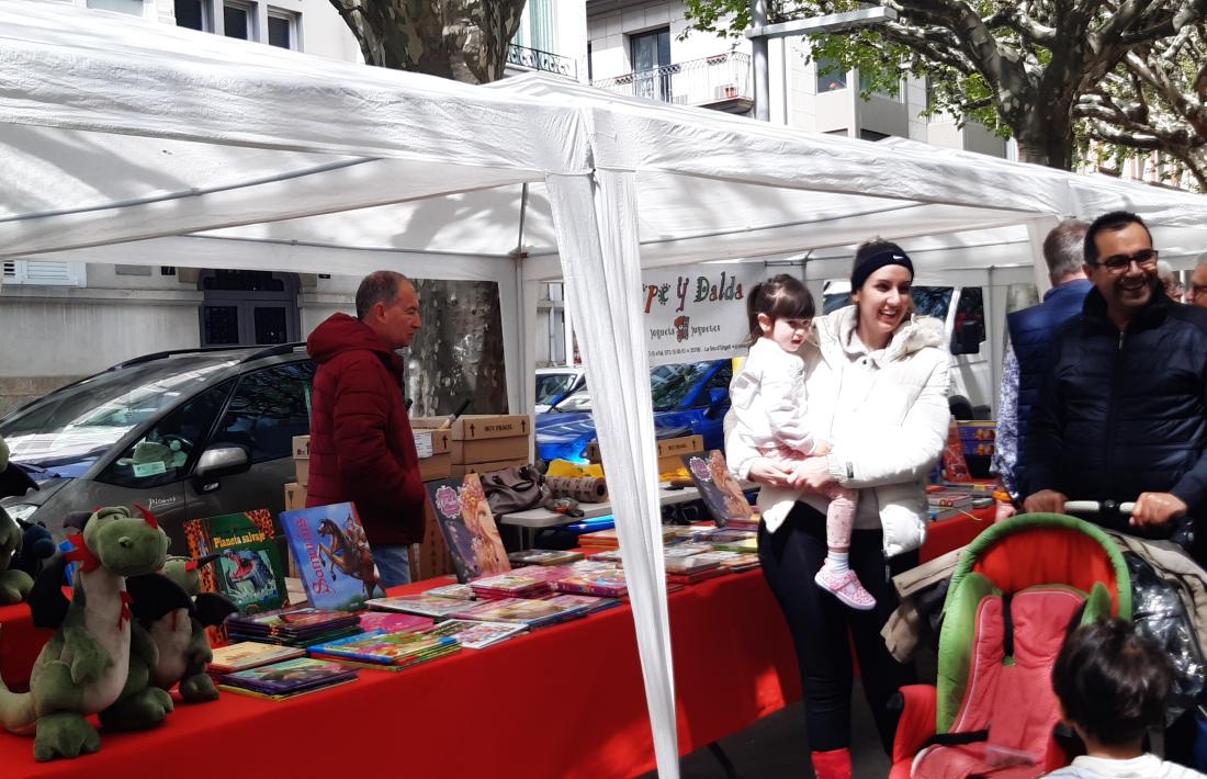 Sant Jordi, una festa que apel·la totes les generacions, una festa que aquest matí treia al carrer moltíssima gent de la Seu que gaudia al passeig Joan Brudieu entre la quarantena de parades instal·lades. 