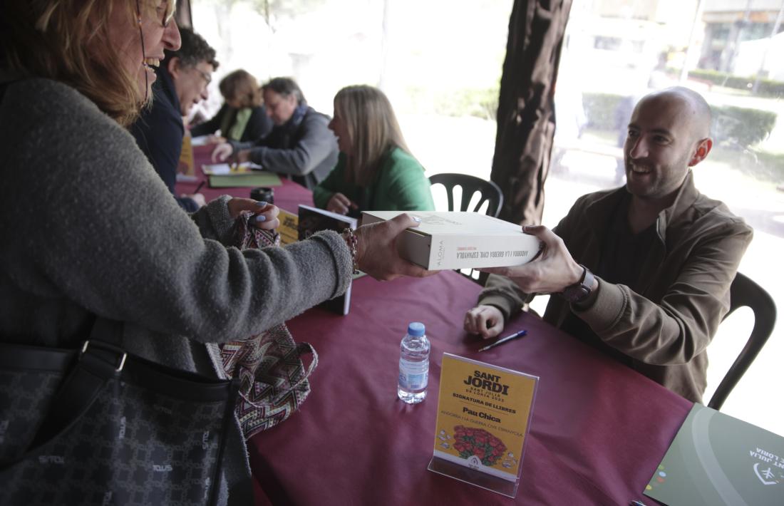 Pau Chica va començar a firmar exemplars d''Andorra i la Guerra Civil espanyola' a la plaça Laurèdia i ja no va parar.