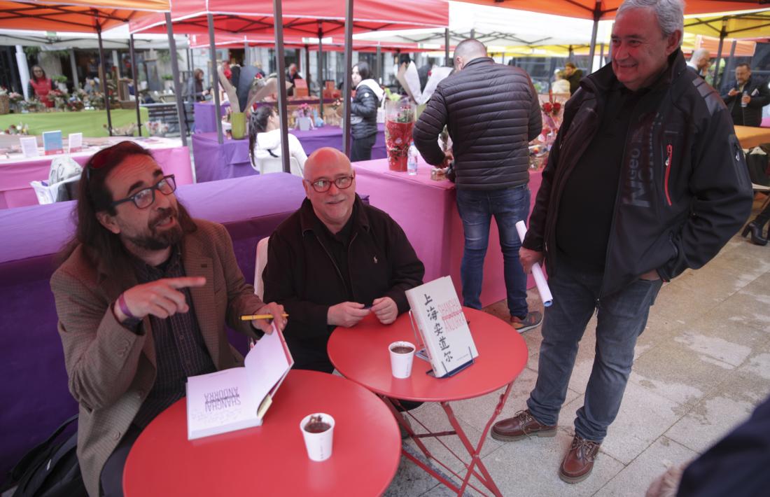 Díaz-Torrent i Joan Peruga ('Shanghai Andorra') descansen la ploma i la mà després de firmar a Coprínceps.