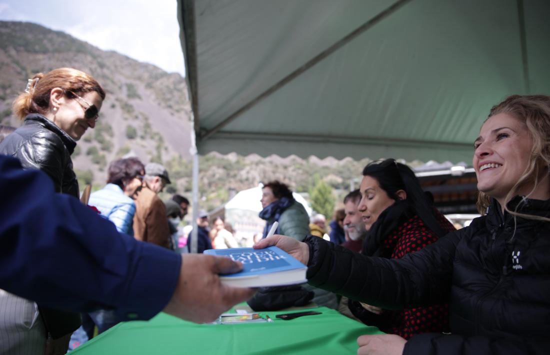 Noemí Rodríguez ('El que mai et vaig dir') en plena feina a la plaça del Poble.