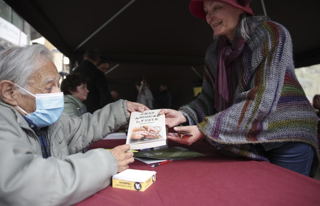 Sergi Mas va firmar a Sant Julià: cada dedicatòria, encapçalada pel dibuix d’una musicadura.