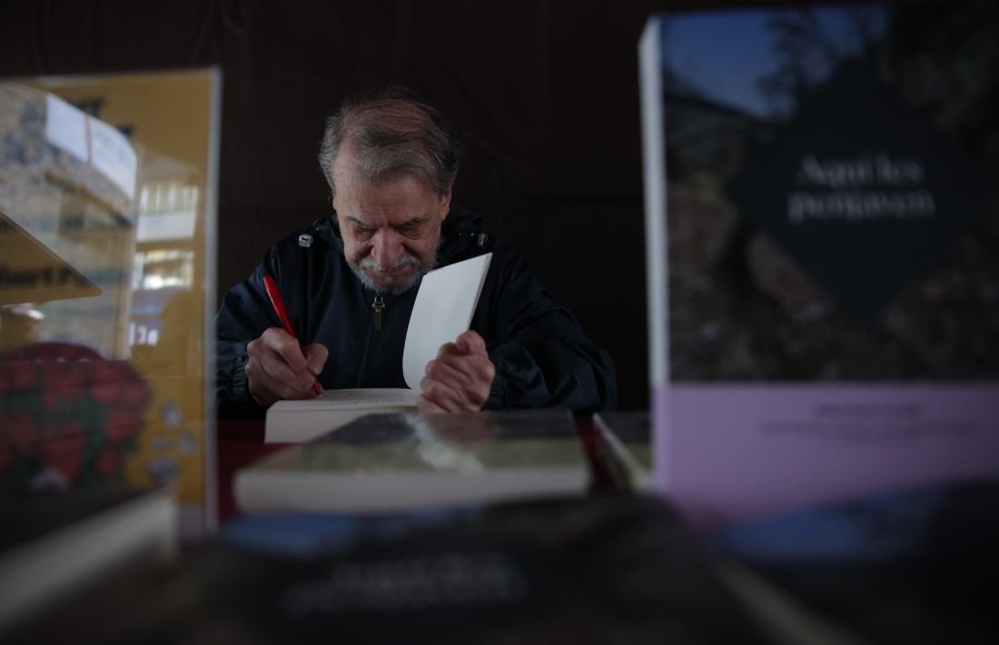 Robert Pastor, absort en les bruixes de 'Aquí les penjaven'.