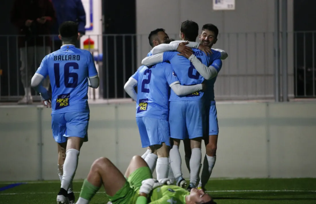 El CF Pas de la Casa celebrant un gol.