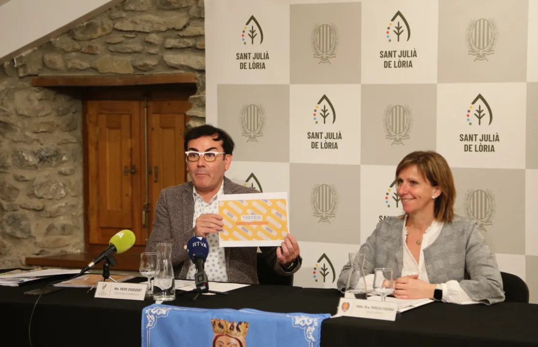 Mossèn Pepe Chisvert i la cònsol menor de Sant Julià, Mireia Codina.