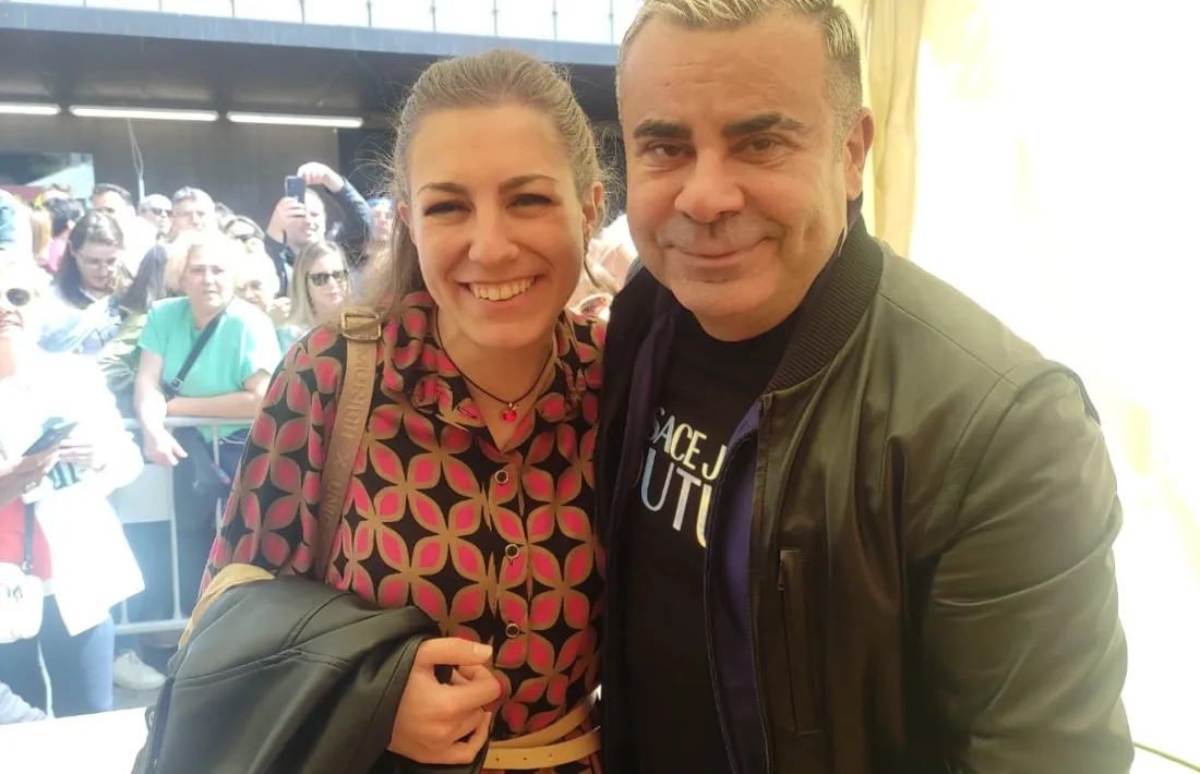 L’escaldenca Mariona Bessa, duimenge a la parada del Corte Inglés de plaça Catalunya, amb Jorge Javier Vázquez.