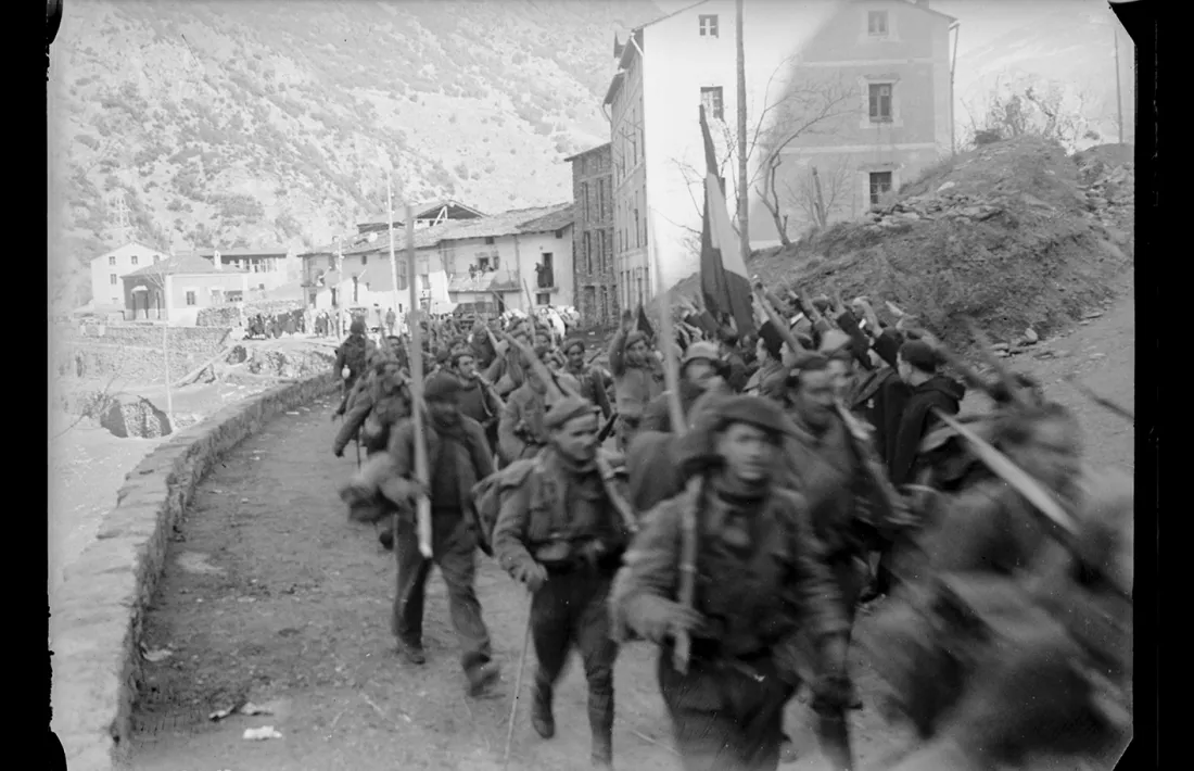 6 de febrer del 1939: la columna de requetés desfila per la Farga de Moles, camí de la Seu.