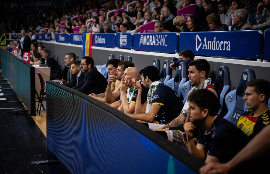 Chris Czerapowicz es va mirar el partit contra el CB Almansa des de la banqueta al costat del ‘fisio’ David De Toro.