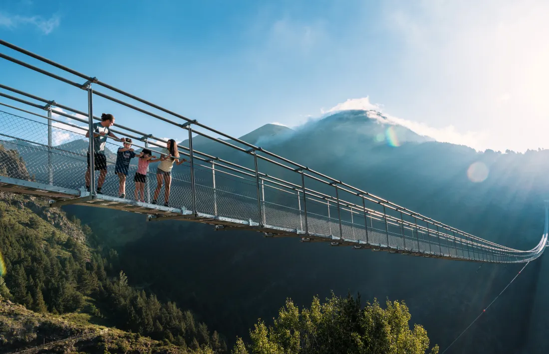 Visitants al pont tibetà de Canillo l'estiu passat.