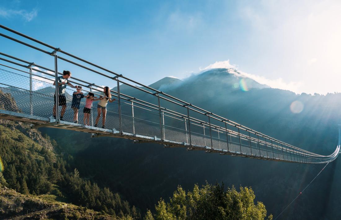 Visitants al pont tibetà de Canillo l'estiu passat.