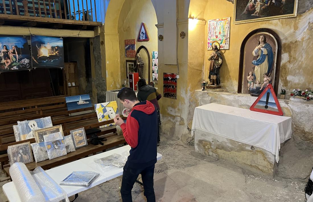 Interior de l’església de Farrera, en el moment de la recollida de les obres per part dels artistes. 