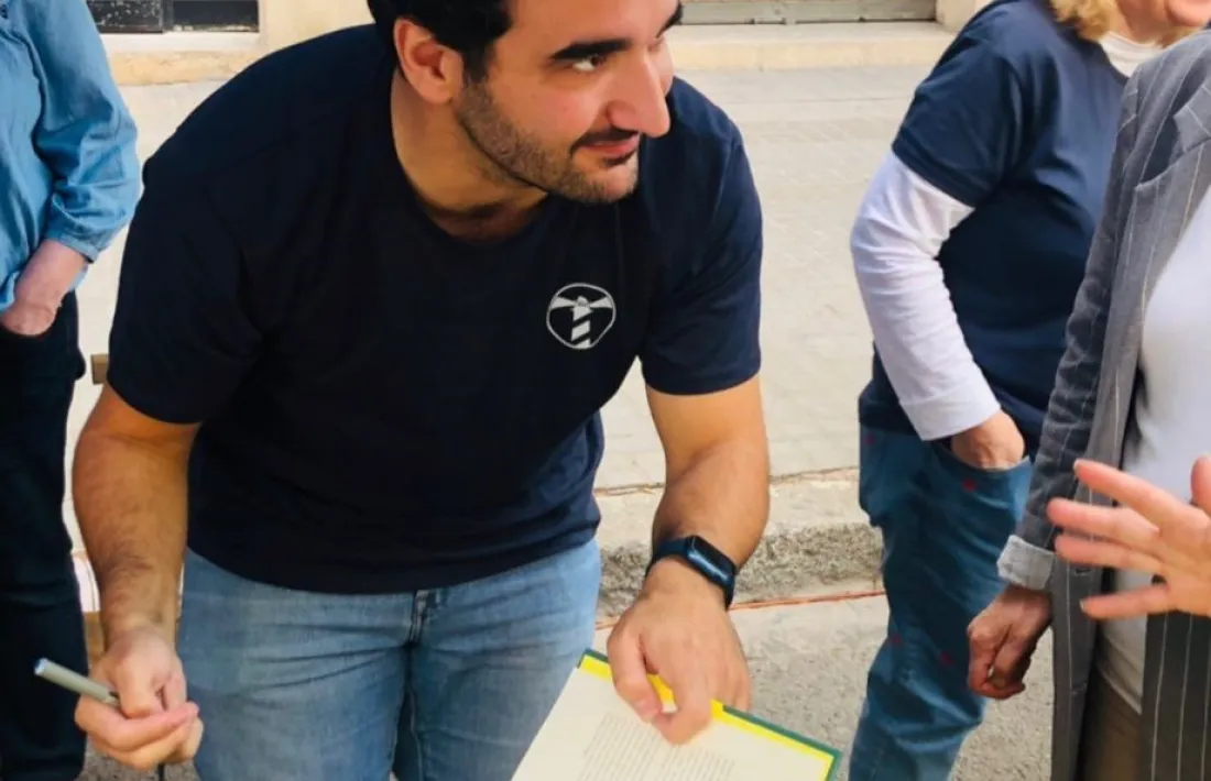 Arimany, en acció a la parada de Trotalibros al carrer Mallorca de Barcelona. Jordi Vila Delclòs, l’il·lustrador de ‘Adiós, Sr. Chips’.