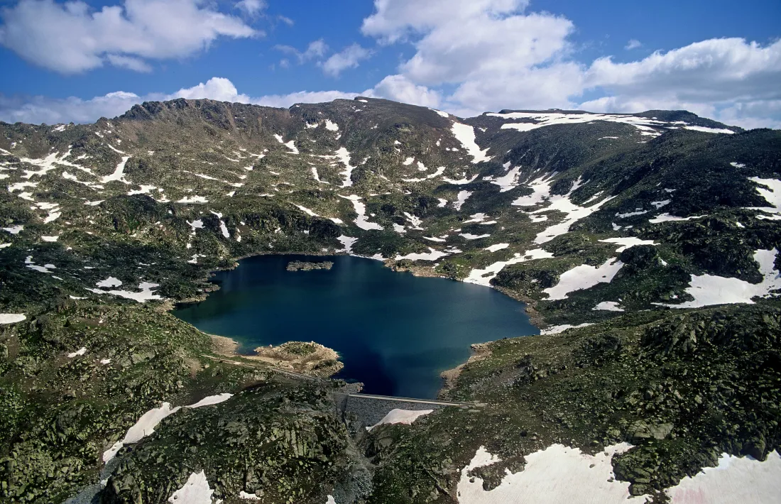 L'estany de l'Illa a la vall del Riu.