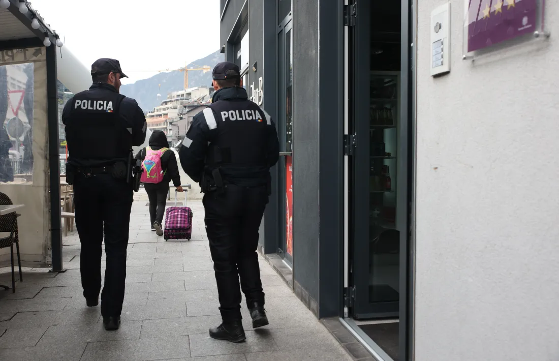 Dos agents de policia durant un desnonament.