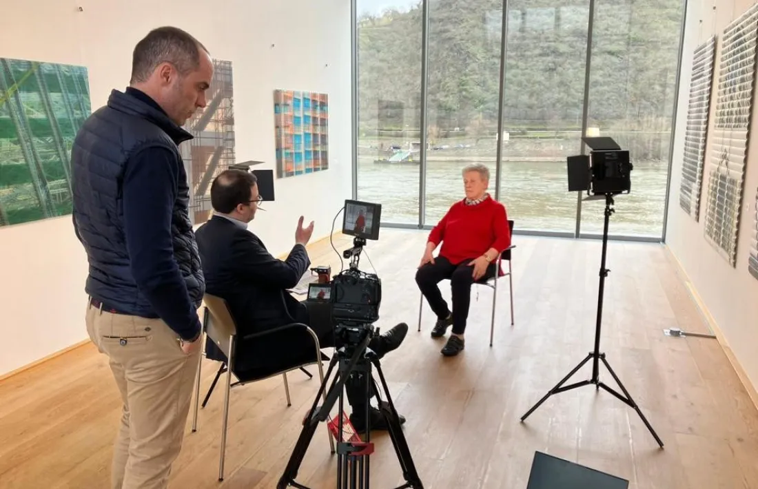 Cebrián (de peu) entrevista a Alemanya una antiga amiga de Boris, un dels trenta testimonis llargs que desfilen pel documental.