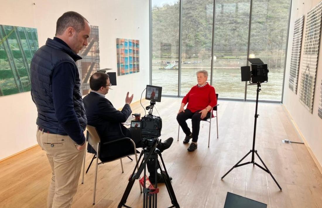 Cebrián (de peu) entrevista a Alemanya una antiga amiga de Boris, un dels trenta testimonis llargs que desfilen pel documental.