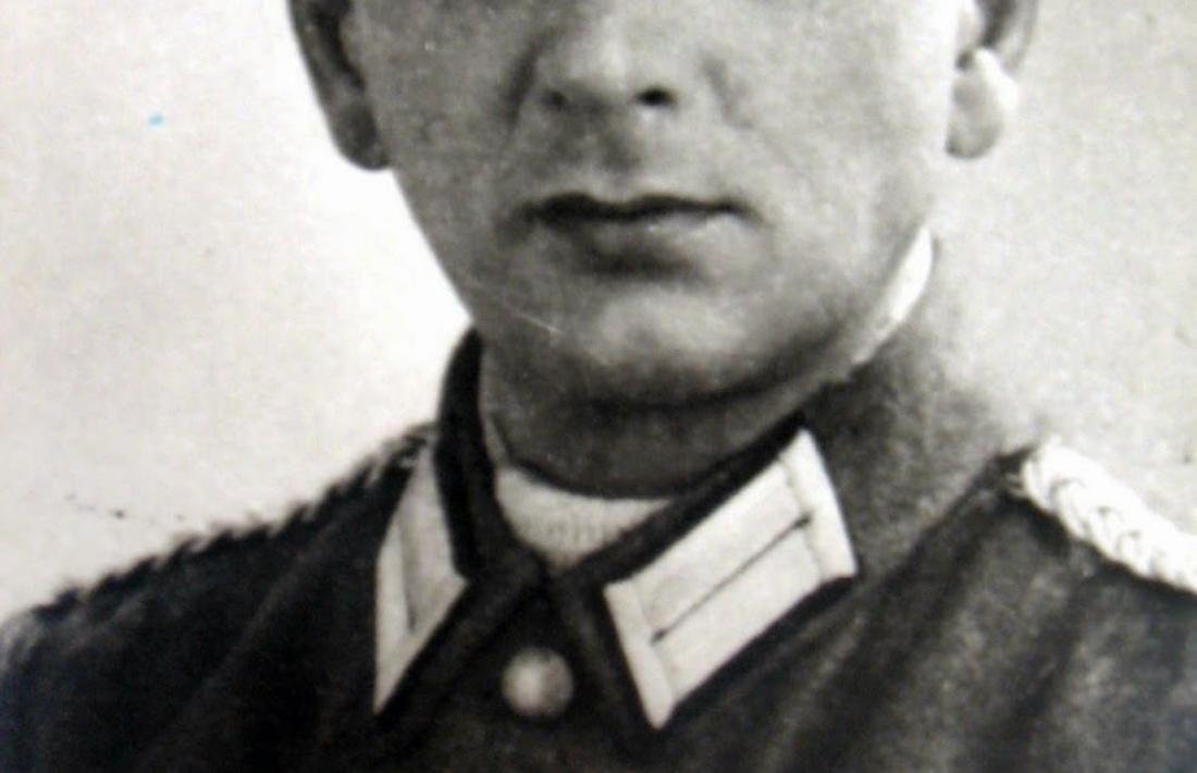 Amb l'uniforme d'oficial de la Wehrmacht: s'hi va enrolar com a intèrpret el 1944, va ser destinat al front de l'Est i va ascendir fins al grau de major a la 6a divisió panzer.