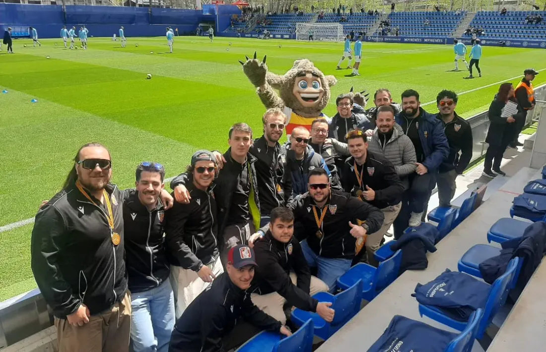 El VPC Andorra va rebre un reconeixement de l’FC Andorra, en el partit contra l’Osca, pel títol de la divisió d’honor catalana.