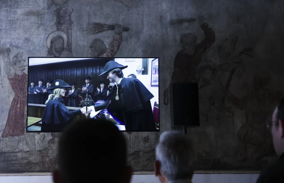 Carles Enseñat en el moment de prendre jurament a la subsíndica, Sandra Codina.