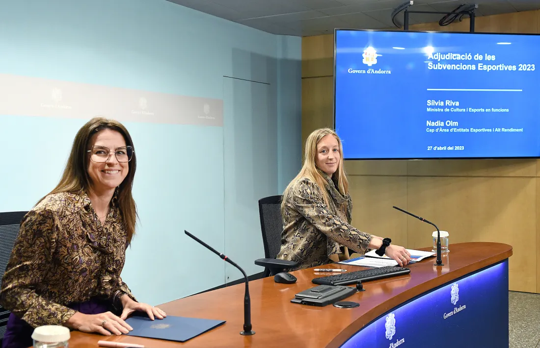 Sílvia Riva, ministra d’Esports en funcions, amb Nàdia Olm, cap d’Àrea d’entitats esportives i alt rendiment a la roda de premsa.