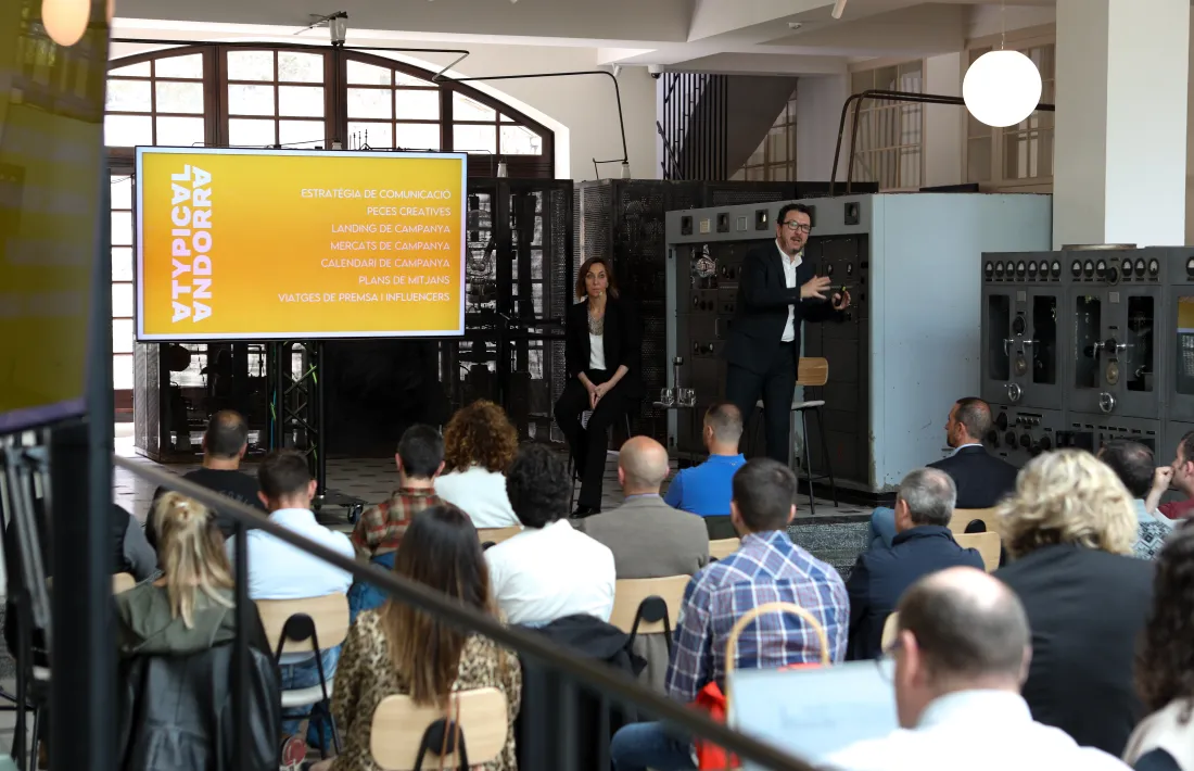 Betim Budzaku i Noemí Pedra durant la presentació de la campanya d'estiu.