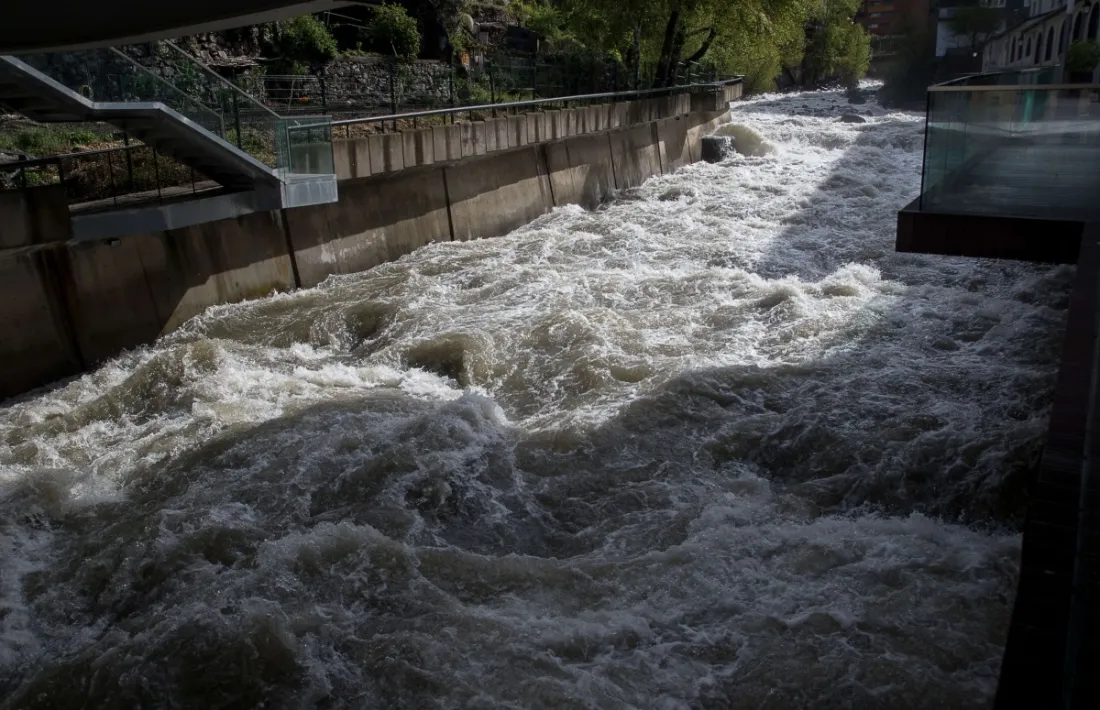 Imatge d’arxiu del riu Valira al seu pas per Escaldes-Engordany.Primer de tot cal dir que sequera i escassetat d’aigua no són sinònims. El primer terme és purament meteorològic i depèn de la pluja i la temperatura, mentre que el segon és una qüestió de gestió política i, per tant, humana. Actualment, a Andorra, ens trobem en situació de sequera, però no hi ha escassetat d’aigua, de manera que convé fer una crida a la calma i, de moment, descartar possibles restriccions. “De sequeres al Pirineu sempre n’hi h