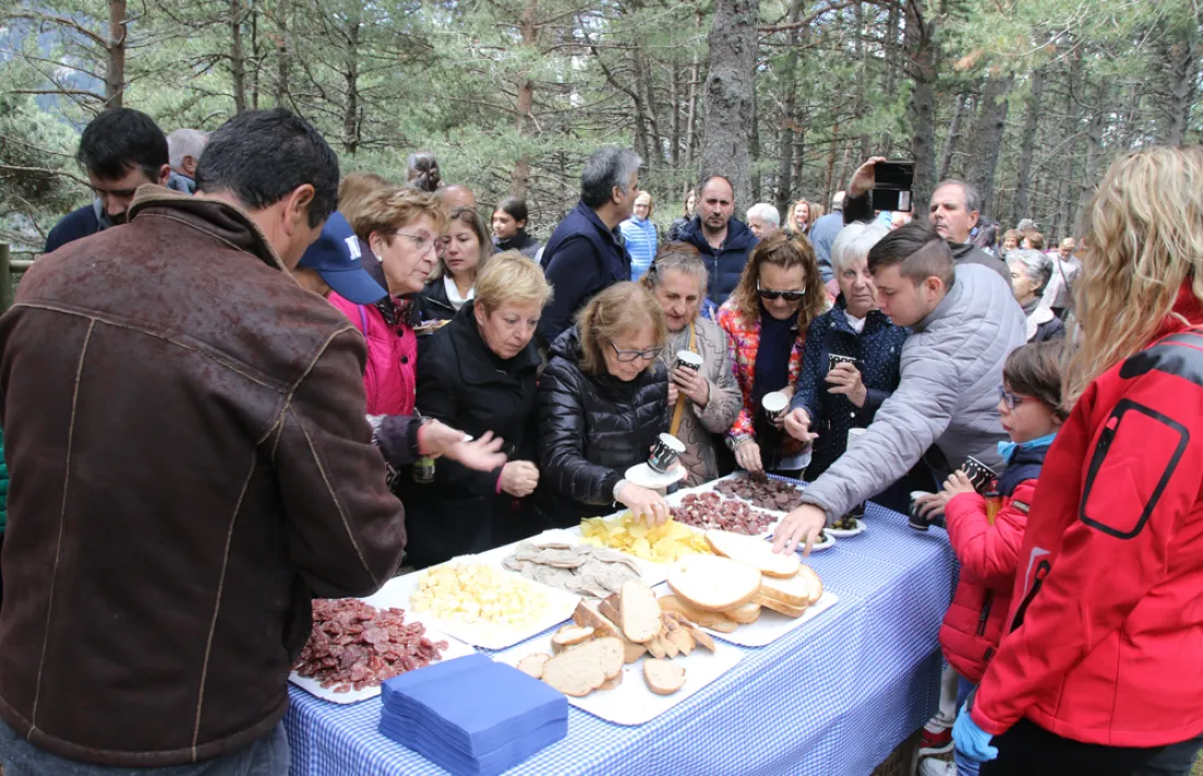 Els assistents gaudeixen d'un aperitiu a l'exterior de la capella de Sant Jaume dels Cortals.