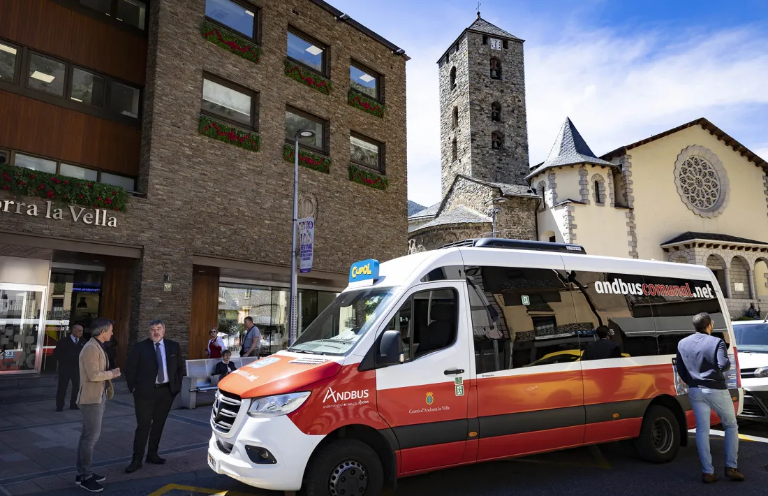 El bus de la línia dels Serradells ha estrenat també, el rètol del Clípol.