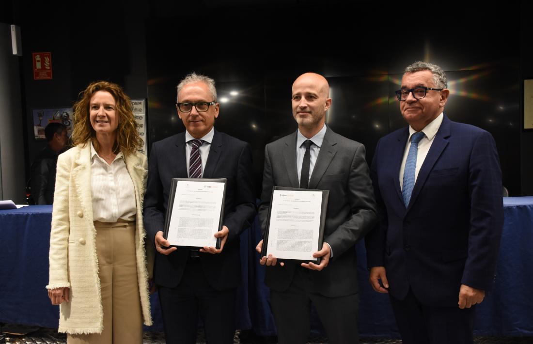 Un moment de la signatura del conveni entre FEDA, el Govern i el Comú de Canillo.