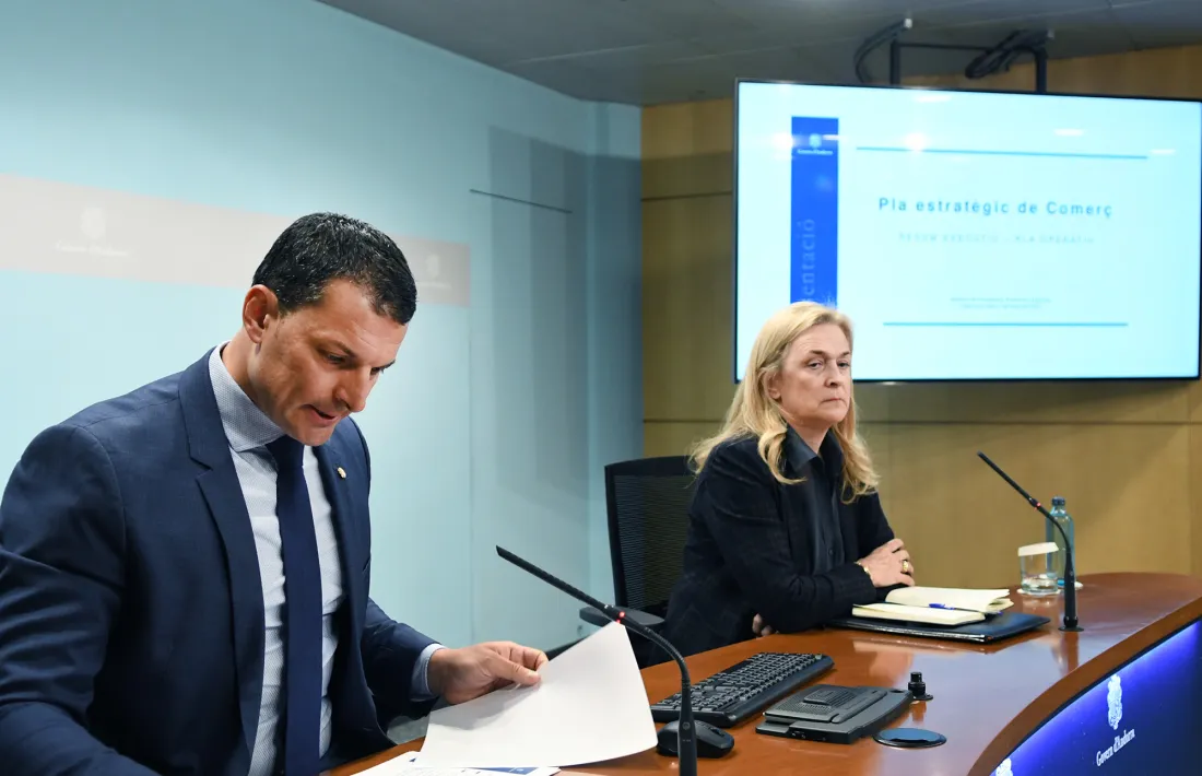 El ministre en funcions Jordi Gallardo i la consultora Maria Segarra durant la compareixença d’avui.