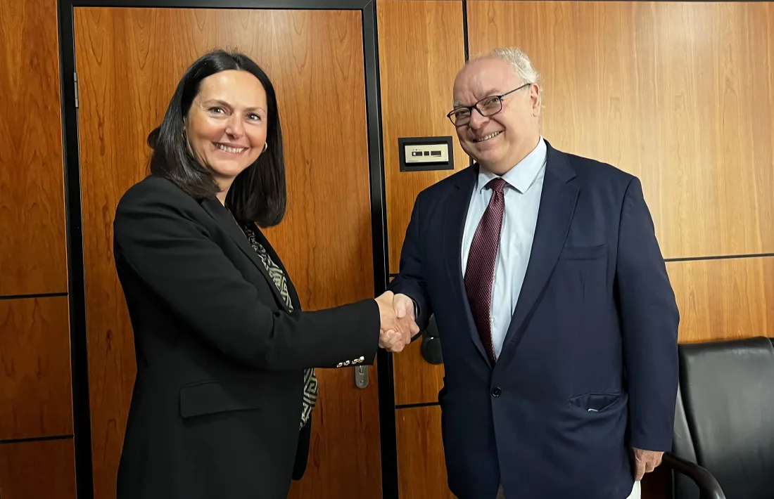 La cònsol major massanenca, Olga Molné, amb l'ambaixador Carles Pérez-Desoy.