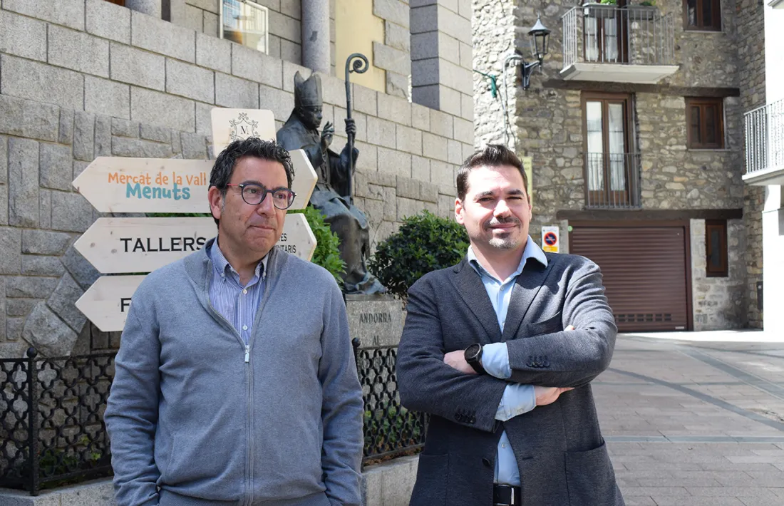Miquel Canturri i el secretari de l'Associació de comerciants del centre històric, Eduard Tomàs, durant la presentació del Mercat de la Vall.