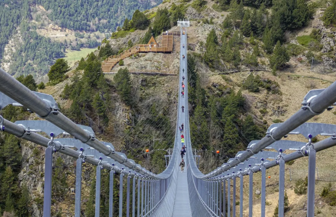 Visitants al pont tibetà de Canillo durant el cap de setmana passat.