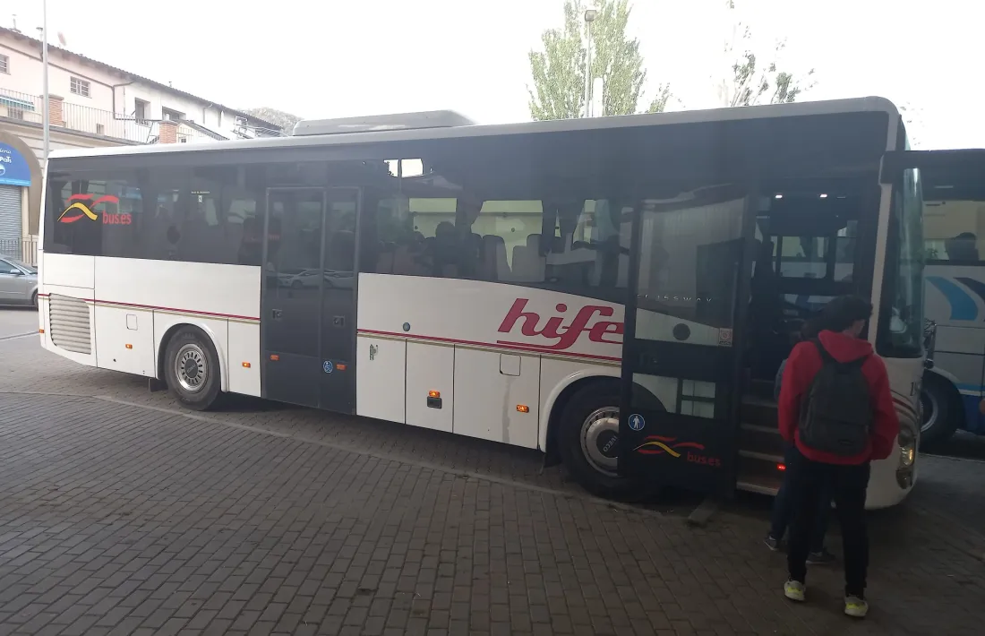 L’estació d’autobusos de la Seu d’Urgell, ahir a la tarda, on arribava un dels vehicles de la tortosina Hife. 