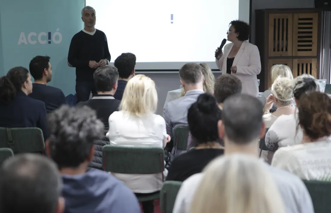 La presidenta d’Acció, Judith Pallarés, i el conseller general de la formació, Marc Magallon, exposen als militants les converses amb DA.