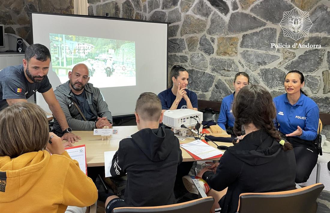Els agents amb alguns dels estudiants participants.