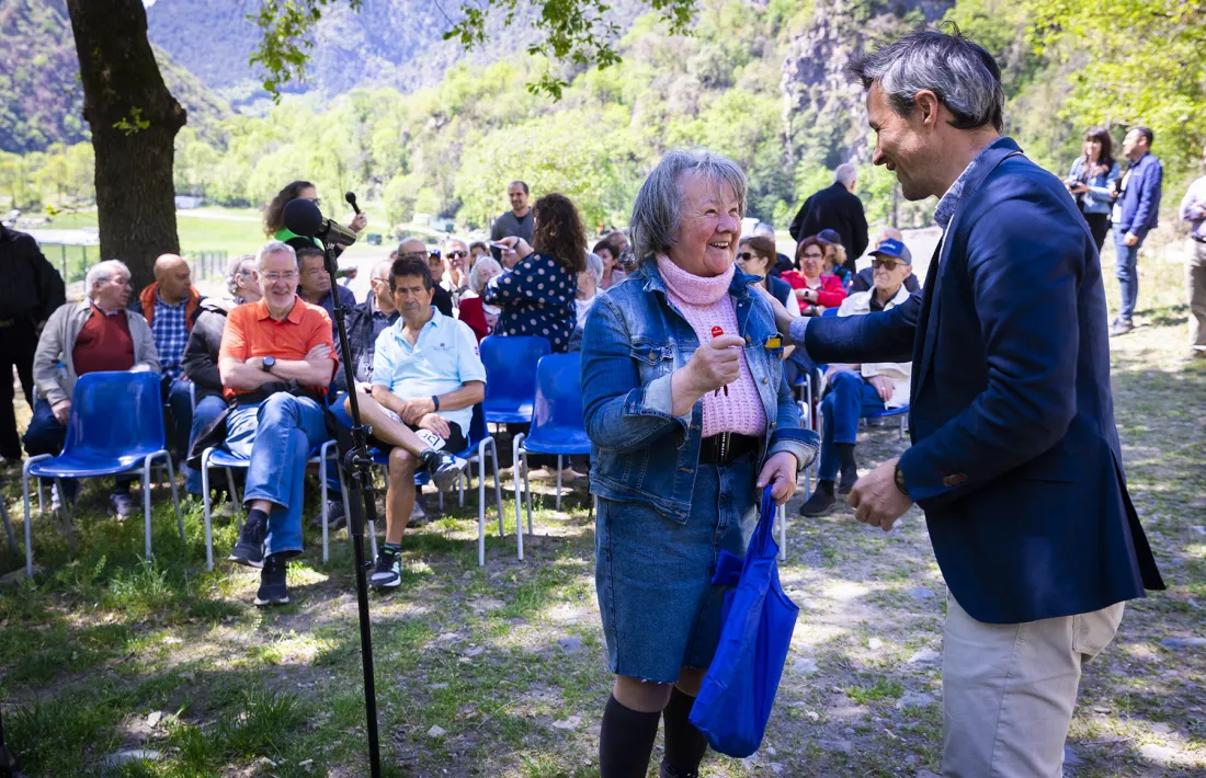 El cònsol major fa entrega d'una de les claus.