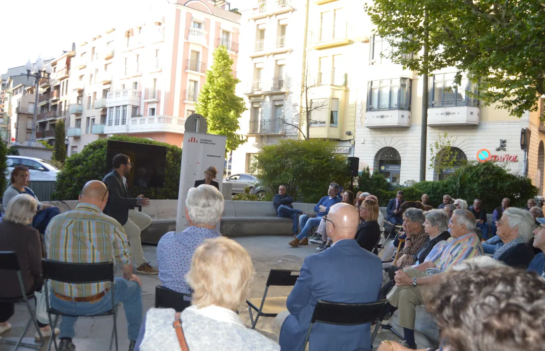 Com tants urgellencs cada dia, Viaplana va quedar amb els ciutadans i Serret a la font del passeig.